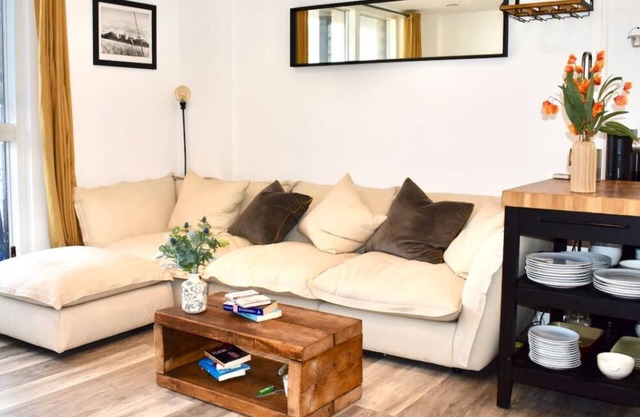 Balcony High End 2-Bedroom Flat for 6