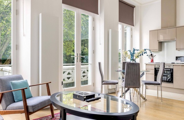 Balcony South Kensington Luxury 2 bed Apartment
