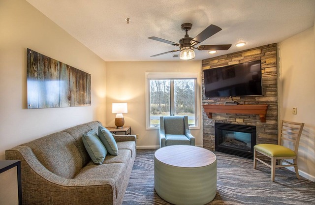 Balcony Views, Golf Nearby, Resort Amenities!