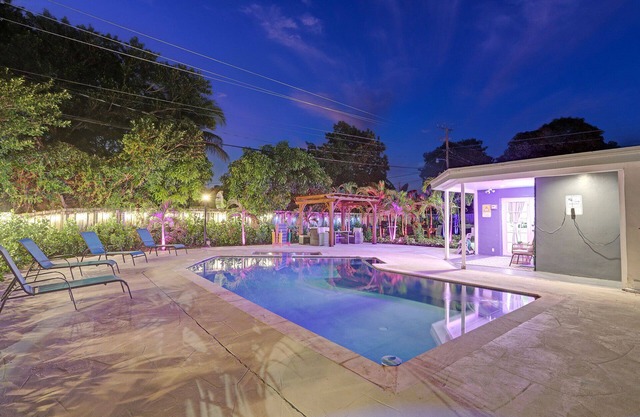 Bali villa with Heated pool, 15 min from beach, hard rock stadium, free parking