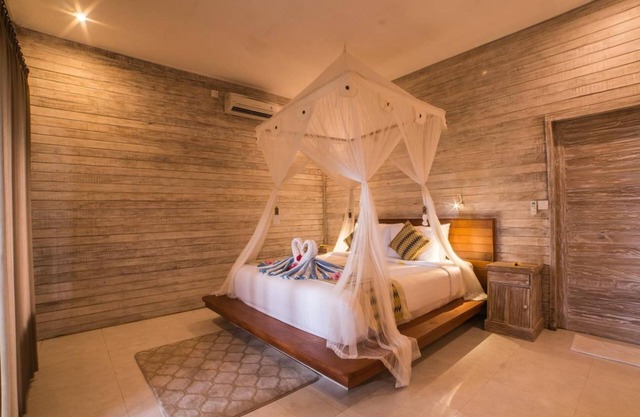 Balinese Style Teak Cottage in Lembongan, Features a Swimming Pool and Huge Lawn