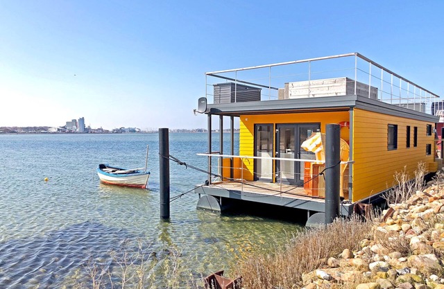 Baltic Sea houseboat Swantje on the beach Heiligenhafen/Ortmühle