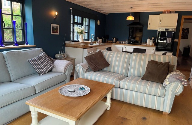 Bank Cottage Studio - Luxury Haven for Two in the Stunning Cotswolds