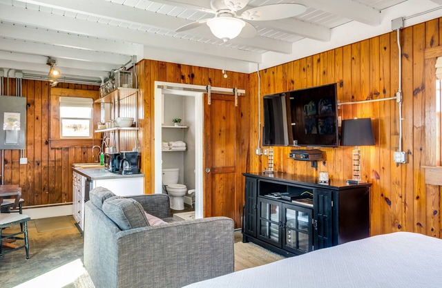 Bankers Cottage: Dog-Friendly Tiny Cottage with Close Beach Access!