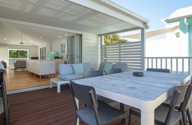 Banksia - Pacific Palms Holidays
