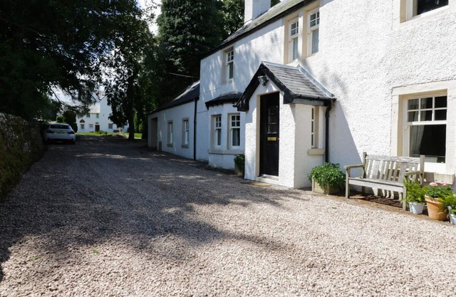 BANNATYNE LODGE, pet friendly, character holiday cottage in Newtyle