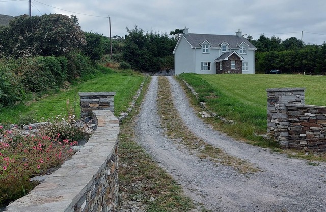 Bantry - House - Sleeps 6 - Sea Views - Parking