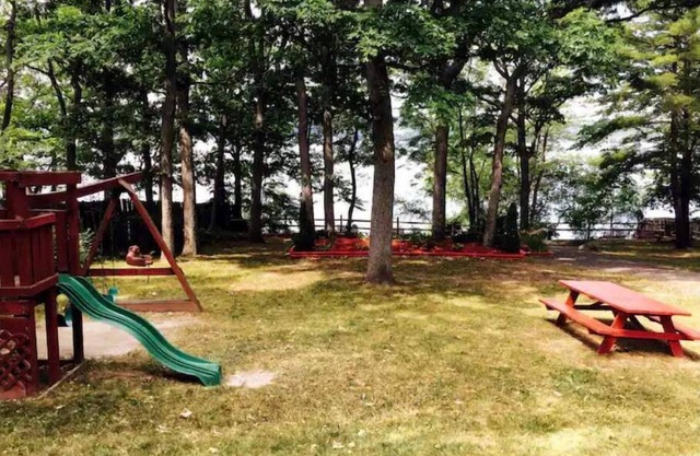 Barefoot Bungalow with shared private Lake Access