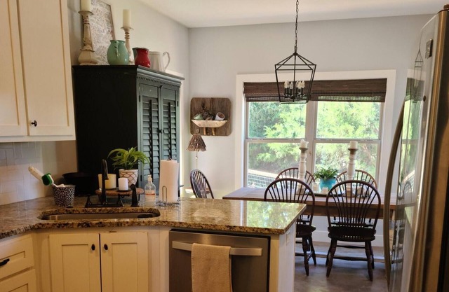Barefoot Cottage. Located on a beautiful lake setting.