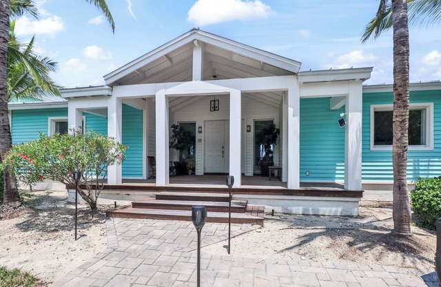 Barefoot Haven-4 Bedroom Beachfront Home- RWBimini/Bimini Bay Community