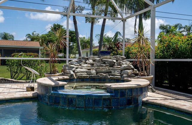 Barefoot Hideaway, With Spa And Pool 3 Bedroom Home by RedAwning