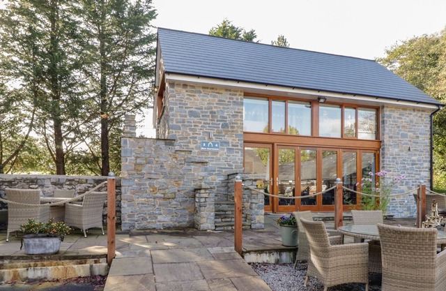 BARN APARTMENT 4, romantic, luxury holiday cottage in Cardiff