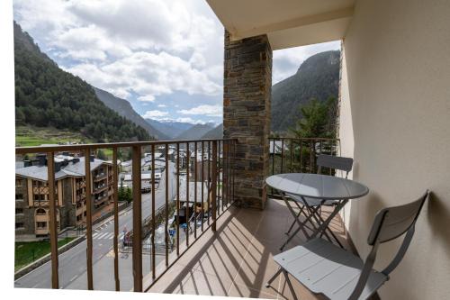 Barthe Holidays I Apartamento Moderno en Arinsal 4PAX a pie de pistas I Balcón con vistas impresionantes al valle y parking I Guineu