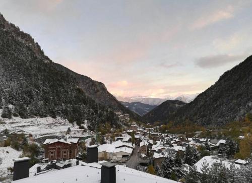 Barthe Holidays I Apartamento moderno en Arinsal 4PAX a pie de pistas, balcón con vistas y parking I Bosque