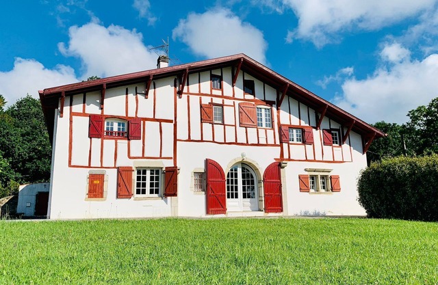 Basque house between land and sea
