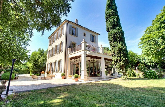 Bastide for rent 10 min from Aix-en-Provence amidst vineyards