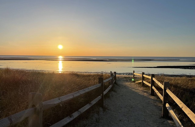 Bay Cottage - A cozy home just a 1 minute walk to the beach.nPet Friendly.