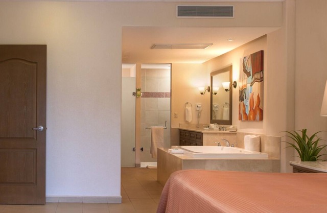 Bay front 1-bedroom resort suite at the Villa del Palmar, Loreto in Baja