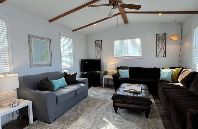 Bay La Vie Bungalow: Family Fun, Poolside Bliss, Beach Steps Away, Sunset Views