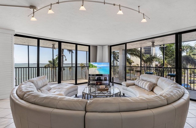 Bay View 337: Stunnning Waterview condo in Bay View Tower