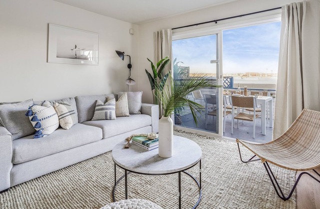 Bay View IV by Avantstay Stylish Mission Beach Home on the Sand!