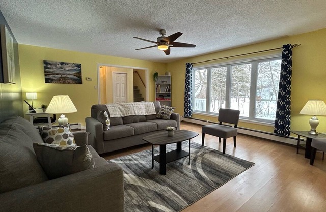 Bay View Retreat, quiet and private getaway, easy access to trails