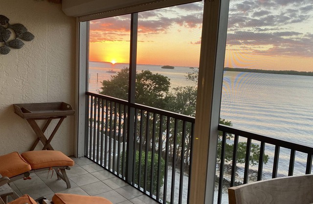 Bay View Tower #233 SPACIOUS 2 BED CONDO WITH SUNSET & BEACH VIEWS FROM PRIVATE LANAI