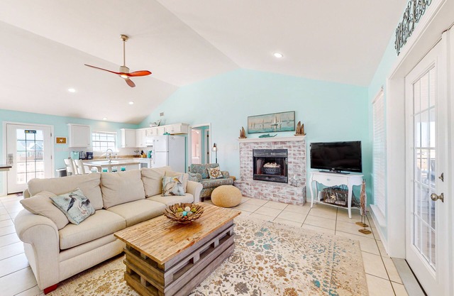 Bayfront retreat with lovely views, a screened porch & beach access