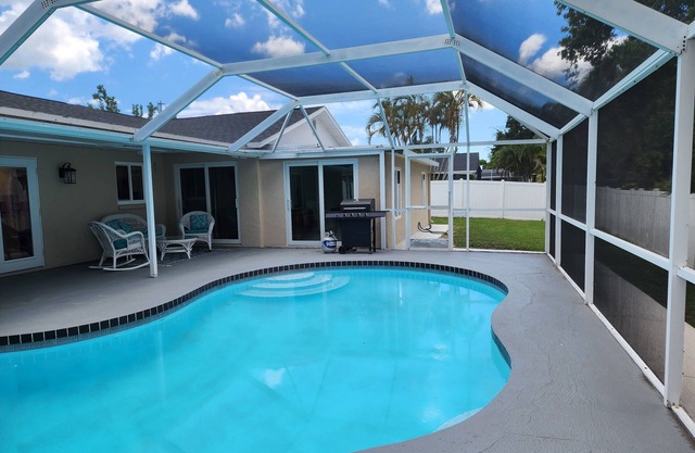 Bayshore Gardens Family Retreat/heated pool.