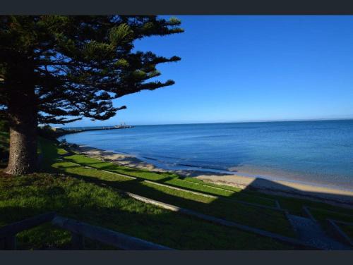 Bayside Home-Now Backpacker's price in Kingscote Esplanade in Buller