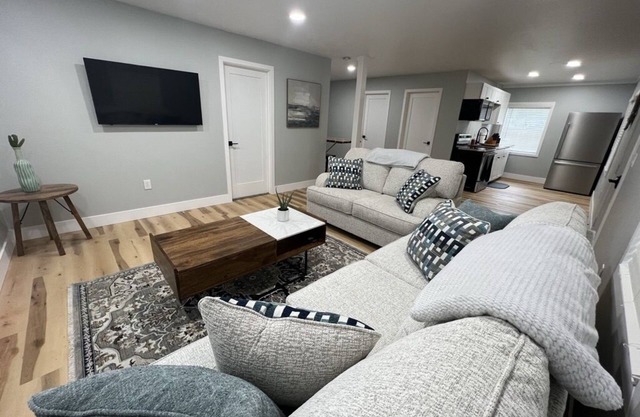 Bayview Bungalow - Sleeps 8 - Steps from the lake and a short drive to CP & Jet!