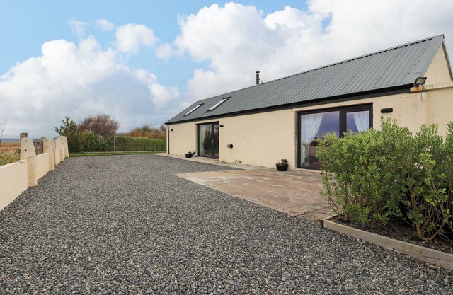 BAYVIEW BYRE, pet friendly, luxury holiday cottage in Stornoway