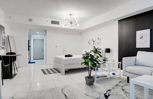Bayview Grand Studio Apt w/Private Balcony