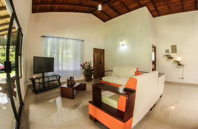 BBQ RANCH, POOL, 4 BEDROOMS WITH KING SIZE BED ON 10.000 M2 PROPERTY