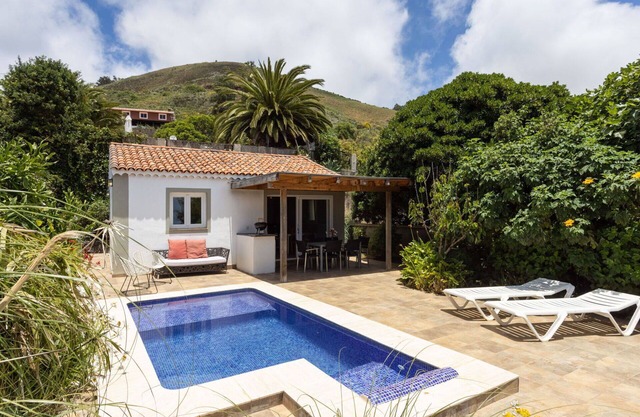 Beautiful private villa for 3 people with private pool, WIFI, TV, patio and panoramic view