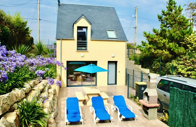BEACH 30 m, 3 bedrooms, 2 WC, Garden,Private Parking,electricity, water included