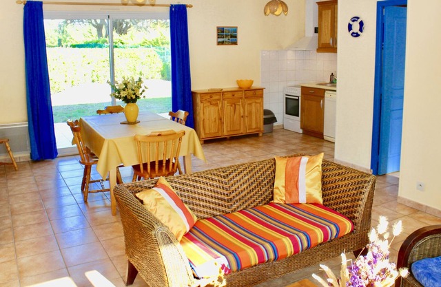 BEACH-500 M-3 bedroom house, ground floor-garden, private parking-ALL INCLUSIVE