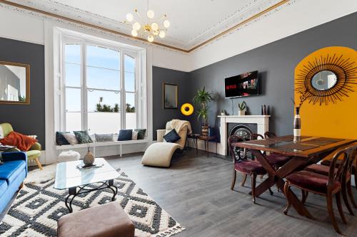 Beach access, Modern & Spacious 2 bed Apartment By The Sea, free parking, wifi, netflix