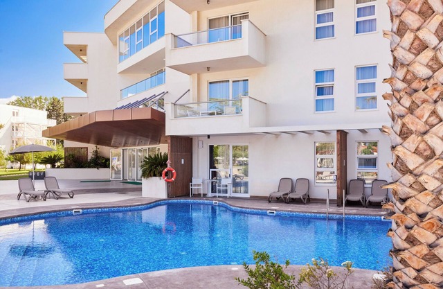 Beach Adventures! TWO Contemporary Units, Beachfront, Outdoor Swimming Pools!