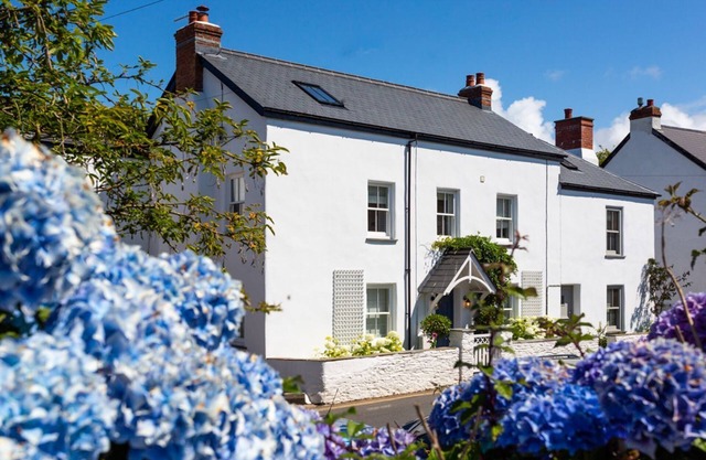 Beach Bay Cottage - Four Bedroom Villa, Sleeps 10