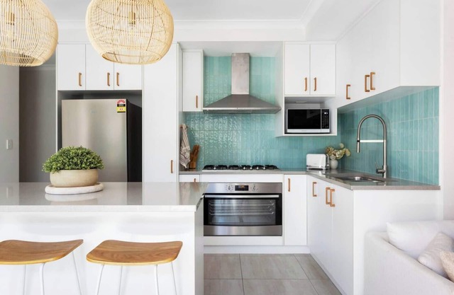 Beach Bliss: Stylish Retreat & Prime Location