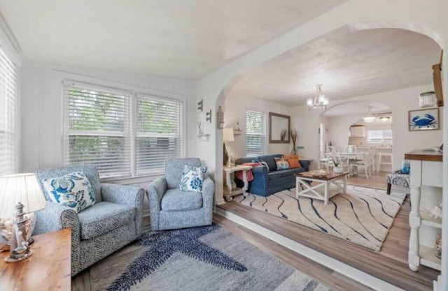 Beach Bungalow - 1 Block to Beach - Pets Welcome