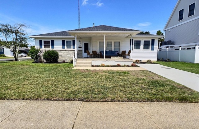 Beach Bungalow w/Waterfront View. Short Walk to Shops, Restaurants and Beaches