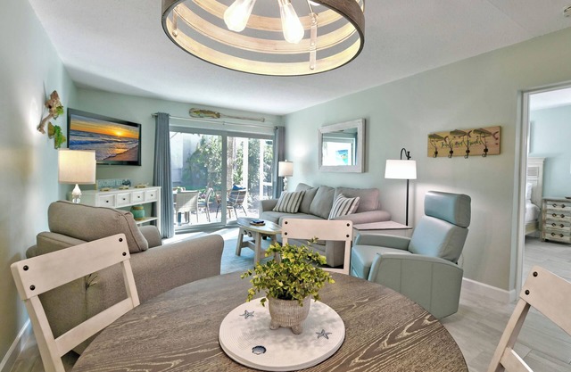 Beach Castle Resort #23: 1 BR, 1 BA Hotel in Longboat Key, Sleeps 4