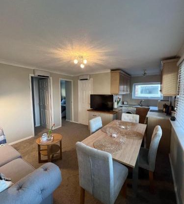 Beach Chalet - 2 Bedrooms - 4 Guests - Parking