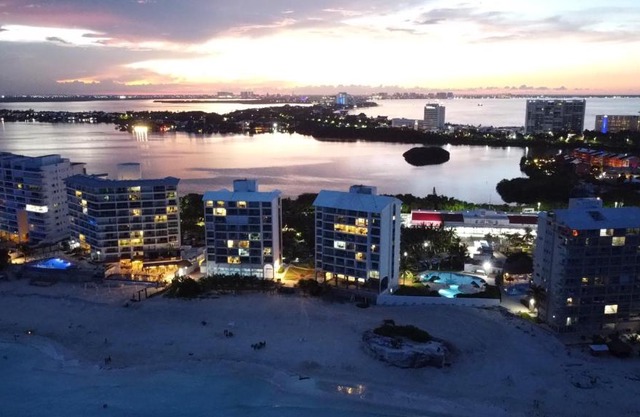 Beach Condo. Heart of The Hotel Zone, Cancun