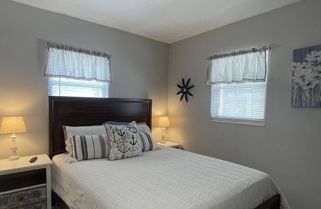 Beach cottage walking distance to the sugary white sand!