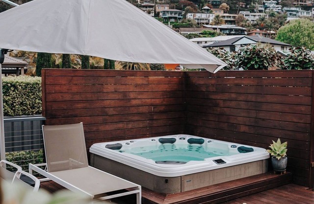 Beach Cottage with Deck & Spa in Terrigal. 10min walk to beach