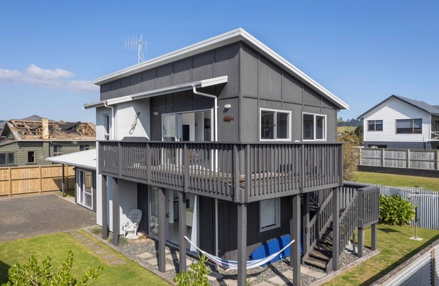 Beach Daze - Waihi Beach Holiday House