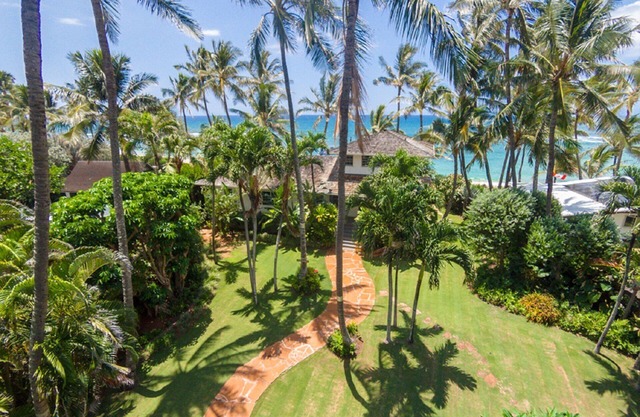 Beach-front Estate - North Shore, private setting, close to Haleiwa & surf spots